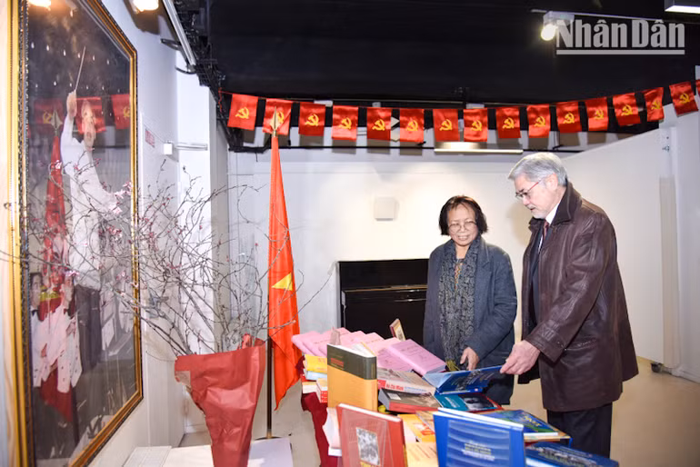 Tại lễ kỷ niệm, kiều bào tại Pháp có dịp tìm hiểu những tư liệu, sách quý về Đảng, về Chủ tịch Hồ Chí Minh.