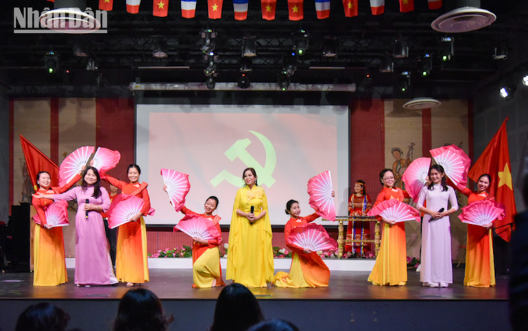 Chương trình nghệ thuật đặc biệt “Những mùa xuân bất tử” chào mừng 95 năm Ngày thành lập Đảng Cộng sản Việt Nam. Chương trình nghệ thuật đặc biệt “Những mùa xuân bất tử” chào mừng 95 năm Ngày thành lập Đảng Cộng sản Việt Nam.