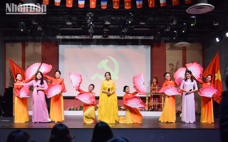 Chương trình nghệ thuật đặc biệt “Những mùa xuân bất tử” chào mừng 95 năm Ngày thành lập Đảng Cộng sản Việt Nam.