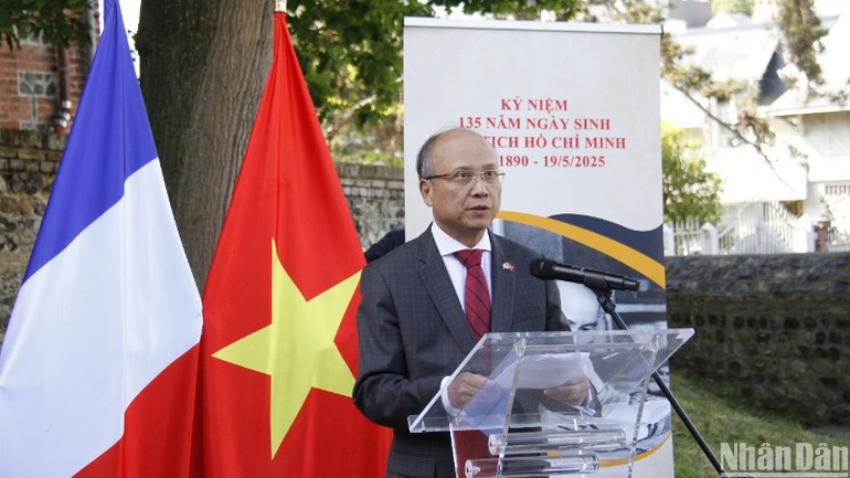 Đại sứ Đinh Toàn Thắng cảm ơn chính quyền và nhân dân thành phố Sainte-Adresse quan tâm và gìn giữ Biển kỷ niệm ghi lại dấu ấn của Chủ tịch Hồ Chí Minh trên hành trình tìm đường cứu nước.