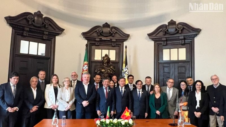 Lãnh đạo hai địa phương chụp ảnh lưu niệm tại Lễ ký kết.