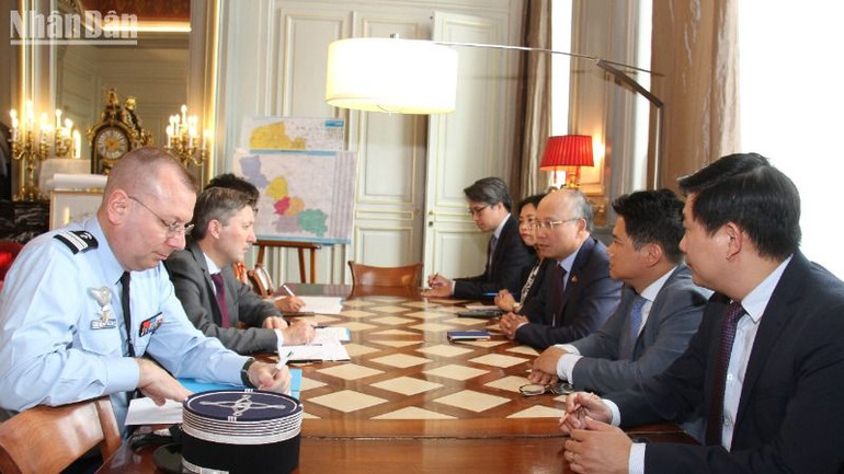 Đại sứ Đinh Toàn Thắng và Tỉnh trưởng Bertrand Gaume trao đổi về việc thúc đẩy hợp tác nhiều mặt giữa vùng Hauts-de-France và Việt Nam.