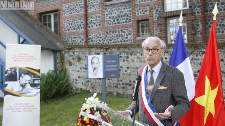 Phó Thị trưởng Luc Lefèvre phát biểu tại Lễ kỷ niệm.