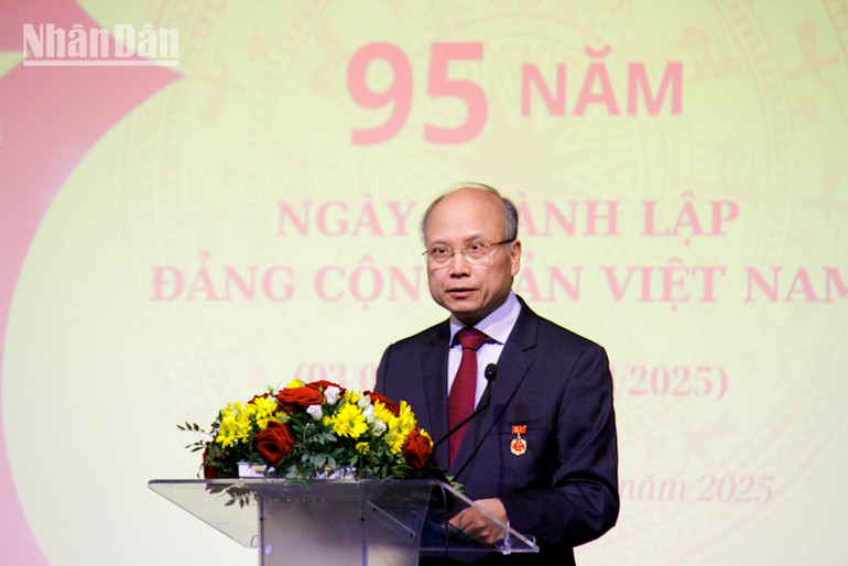 Đại sứ Đinh Toàn Thắng nhấn mạnh: Những thành tựu to lớn mà Đảng và nhân dân ta đã đạt được trong 95 năm qua là kết quả của sự lãnh đạo tài tình của Đảng, của Chủ tịch Hồ Chí Minh vĩ đại và nhiều thế hệ lãnh đạo kế tiếp nhau. Đại sứ Đinh Toàn Thắng nhấn mạnh: Những thành tựu to lớn mà Đảng và nhân dân ta đã đạt được trong 95 năm qua là kết quả của sự lãnh đạo tài tình của Đảng, của Chủ tịch Hồ Chí Minh vĩ đại và nhiều thế hệ lãnh đạo kế tiếp nhau.