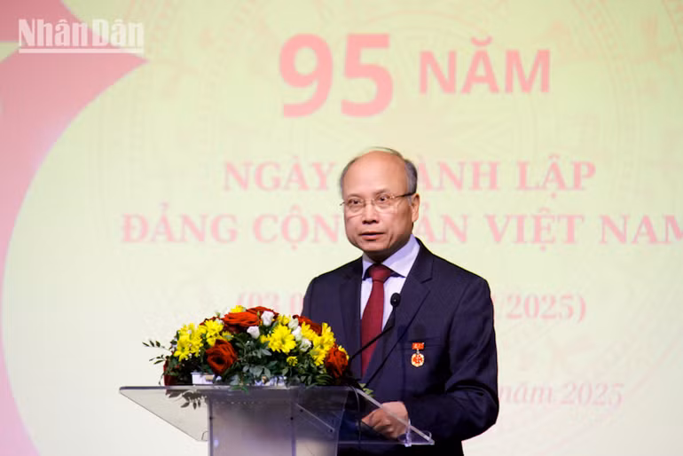 Đại sứ Đinh Toàn Thắng nhấn mạnh: Những thành tựu to lớn mà Đảng và nhân dân ta đã đạt được trong 95 năm qua là kết quả của sự lãnh đạo tài tình của Đảng, của Chủ tịch Hồ Chí Minh vĩ đại và nhiều thế hệ lãnh đạo kế tiếp nhau.