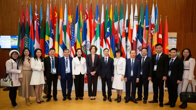 Thứ trưởng Ngoại giao Ngô Lê Văn và Lãnh đạo các địa phương gặp Tổng Giám đốc UNESCO Audrey Azoulay. (Ảnh: UNESCO)