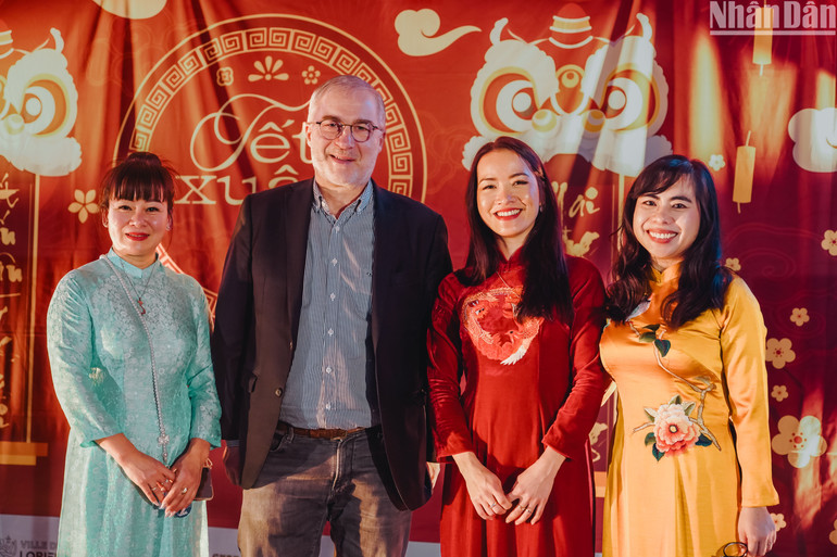 Ông Fabrice Loher, Thị trưởng thành phố Lorient chụp ảnh cùng đại diện Ban Tổ chức.