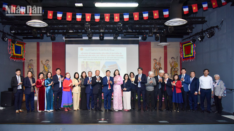 Lãnh đạo tỉnh Thái Bình chụp ảnh lưu niệm cùng các đại biểu tại hội nghị. Lãnh đạo tỉnh Thái Bình chụp ảnh lưu niệm cùng các đại biểu tại hội nghị.