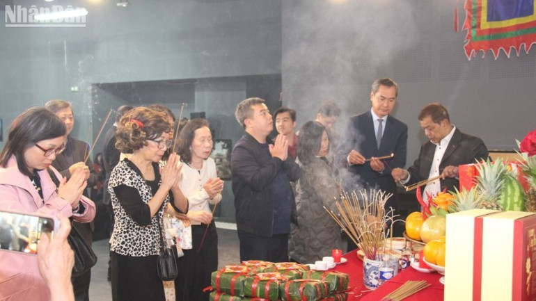 Các thế hệ người Việt tại Pháp bày tỏ lòng biết ơn sâu sắc các bậc tiền nhân đã có công dựng nước để con cháu nối tiếp truyền thống Lạc Hồng xây dựng đất nước Việt Nam giàu đẹp, văn minh như ngày nay.