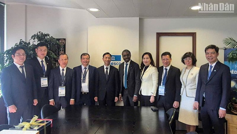 Thứ trưởng Ngoại giao Ngô Lê Văn và lãnh đạo Quảng Ninh, Bắc Giang, Hải Dương, Hà Nội gặp Giám đốc Trung tâm Di sản Thế giới Lazare Assomo.