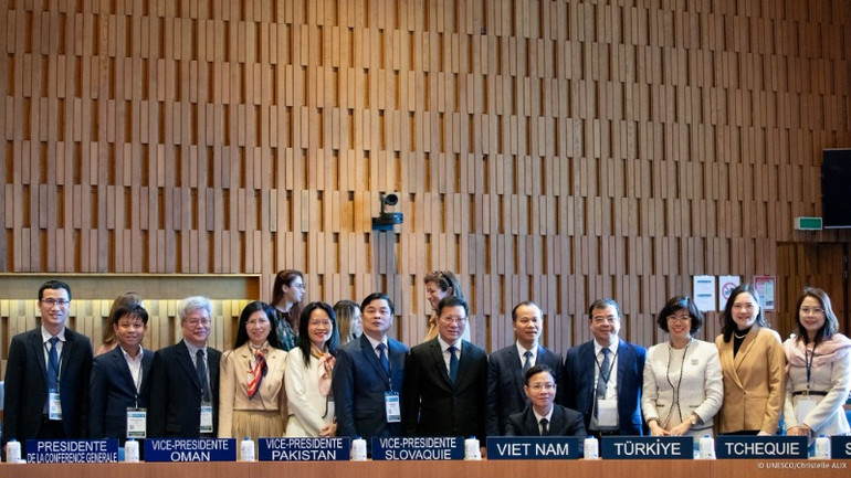 Đoàn Việt Nam tham dự Kỳ họp lần thứ 221 Hội đồng Chấp hành UNESCO. (Ảnh: UNESCO)