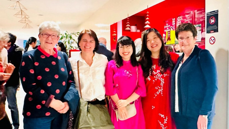 Hoàng Thu Trang, Chủ tịch Hiệp hội Không gian Nghệ thuật (giữa): Chúng tôi mong muốn truyền cảm hứng đến giới trẻ khắp nơi rằng dù chúng ta có đang sống ở bất cứ nơi nào trên thế giới, thì vẫn luôn tự hào mang trong tim màu cờ sắc áo Việt Nam. Hoàng Thu Trang, Chủ tịch Hiệp hội Không gian Nghệ thuật (giữa): Chúng tôi mong muốn truyền cảm hứng đến giới trẻ khắp nơi rằng dù chúng ta có đang sống ở bất cứ nơi nào trên thế giới, thì vẫn luôn tự hào mang trong tim màu cờ sắc áo Việt Nam.