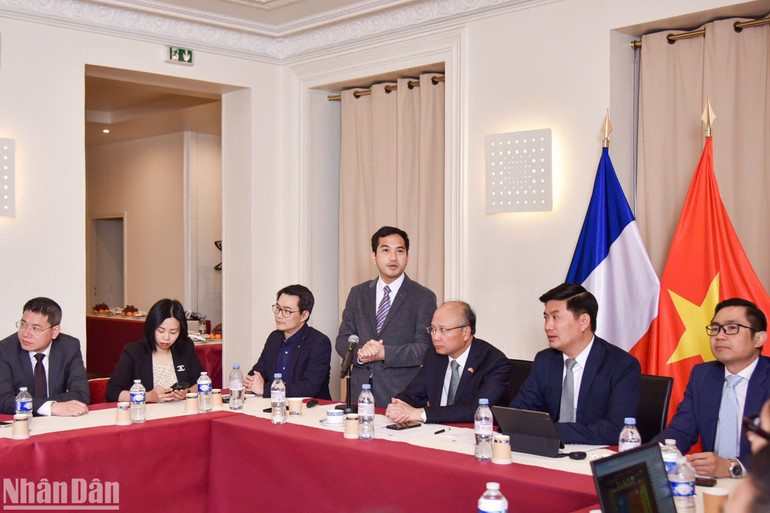 Chủ tịch Mạng lưới chuyên gia năng lượng hạt nhân người Việt Nam ở nước ngoài Bùi Nguyễn Hoàng cho biết các thành viên tham gia với tinh thần tự nguyện, bảo đảm tính chuyên nghiệp và tính bảo mật, chất lượng chuyên môn theo các quy định của Việt Nam và nước sở tại.