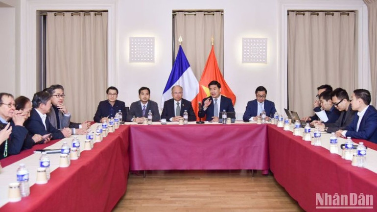 Các đại biểu thảo luận sôi nổi với nhiều ý kiến đóng góp, chia sẻ về nhu cầu thực tiễn trong nước và một số định hướng ban đầu của Mạng lưới chuyên gia năng lượng hạt nhân người Việt Nam ở nước ngoài.