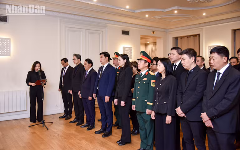 Đại biện lâm thời Phạm Thị Kim Yến đọc điếu văn tại Lễ viếng nguyên Chủ tịch nước Trần Đức Lương.