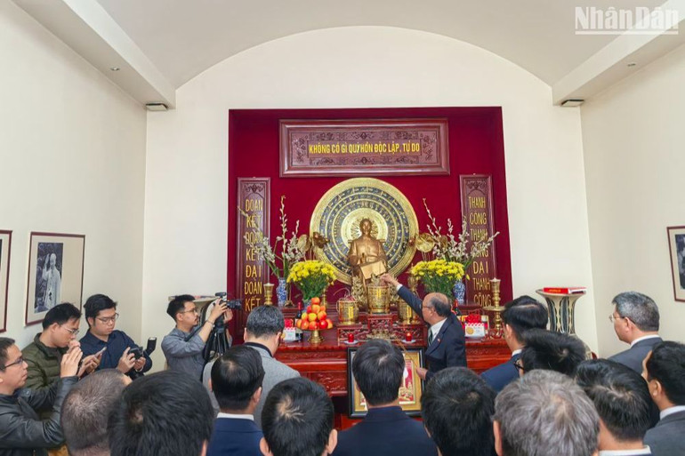 Đại sứ Đinh Toàn Thắng và các đại biểu dâng hương tưởng nhớ Chủ tịch Hồ Chí Minh nhân dịp kỷ niệm 135 năm Ngày sinh của Người.