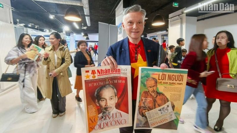 Là người rất ngưỡng mộ Chủ tịch Hồ Chí Minh, ông Jean Paul nói rằng ấn phẩm thật ý nghĩa với số báo 1890 - năm sinh của Người và chủ đề "Tư tưởng Hồ Chí Minh: Ngọn lửa soi đường". Phụ san được tích hợp mã QR giúp bạn đọc kết nối chuyên trang có những thông tin và hình ảnh thật sinh động về vị lãnh tụ kính yêu của nhân dân Việt Nam và là tấm gương sáng về tinh thần đoàn kết, hữu nghị quốc tế. Là người rất ngưỡng mộ Chủ tịch Hồ Chí Minh, ông Jean Paul nói rằng ấn phẩm thật ý nghĩa với số báo 1890 - năm sinh của Người và chủ đề "Tư tưởng Hồ Chí Minh: Ngọn lửa soi đường". Phụ san được tích hợp mã QR giúp bạn đọc kết nối chuyên trang có những thông tin và hình ảnh thật sinh động về vị lãnh tụ kính yêu của nhân dân Việt Nam và là tấm gương sáng về tinh thần đoàn kết, hữu nghị quốc tế.