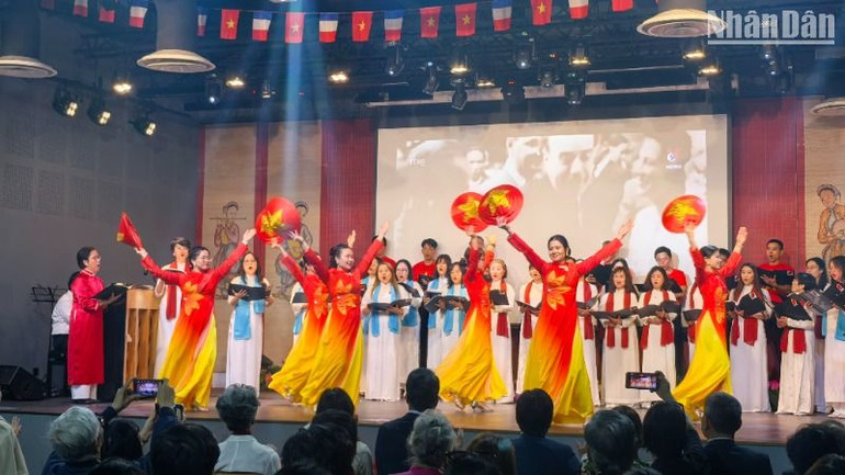 Hợp ca Quê hương và vũ đoàn Cánh Diều hát, múa "Bài ca Hồ Chí Minh". Hợp ca Quê hương và vũ đoàn Cánh Diều hát, múa "Bài ca Hồ Chí Minh".