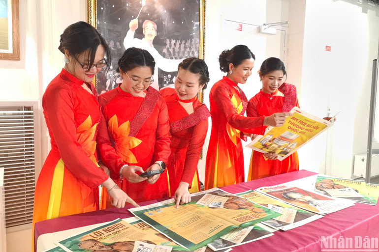 Các bạn sinh viên rất ấn tượng với cách Báo Nhân Dân sử dụng nền tảng số để truyền tải thông tin quý về Chủ tịch Hồ Chí Minh. Các bạn sinh viên rất ấn tượng với cách Báo Nhân Dân sử dụng nền tảng số để truyền tải thông tin quý về Chủ tịch Hồ Chí Minh.