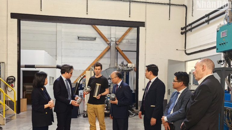 Đại diện doanh nghiệp Neo-Eco giới thiệu các giải pháp tái chế vật liệu, xử lý rác thải xây dựng và phát triển sản phẩm từ nguyên liệu tái chế.