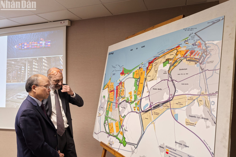 Ông Maurice Georges, Chủ tịch Cảng Dunkerque, giới thiệu về các dự án công nghiệp quy mô lớn và đề cập đến tiềm năng hợp tác trong lĩnh vực logistics để hàng hóa Việt Nam tiếp cận nhiều hơn tới các thị trường châu Âu.