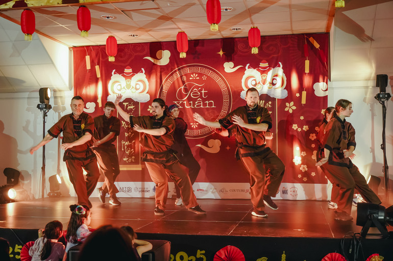 Các tiết mục trình diễn mang đậm màu sắc truyền thống rất được các bạn Pháp yêu thích.