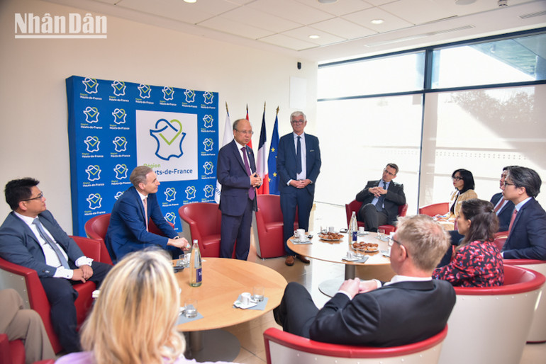 Đại sứ Đinh Toàn Thắng làm việc với lãnh đạo chính quyền vùng Hauts-de-France.