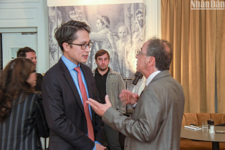 Ông Vũ Anh Sơn, Trưởng Thương vụ Việt Nam tại Pháp trao đổi với các doanh nghiệp Pháp về thúc đẩy thương mại song phương.