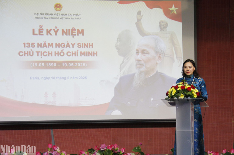 Đại sứ Nguyễn Thị Vân Anh nhấn mạnh: "Chúng ta, những người con xa quê, luôn mang trong tim hình ảnh Bác Hồ và hướng về Tổ quốc". Đại sứ Nguyễn Thị Vân Anh nhấn mạnh: "Chúng ta, những người con xa quê, luôn mang trong tim hình ảnh Bác Hồ và hướng về Tổ quốc".