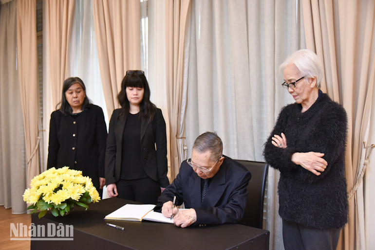 Thay mặt các hội đoàn và cộng đồng người Việt, ông Cấn Văn Kiệt - nguyên Chủ tịch Hội người Việt tại Pháp, ghi sổ tang bày tỏ lòng tiếc thương vô hạn trước sự ra đi của nguyên Chủ tịch nước Trần Đức Lương. Thay mặt các hội đoàn và cộng đồng người Việt, ông Cấn Văn Kiệt - nguyên Chủ tịch Hội người Việt tại Pháp, ghi sổ tang bày tỏ lòng tiếc thương vô hạn trước sự ra đi của nguyên Chủ tịch nước Trần Đức Lương.