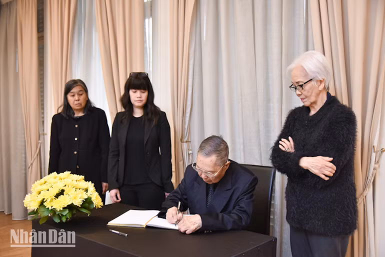 Thay mặt các hội đoàn và cộng đồng người Việt, ông Cấn Văn Kiệt - nguyên Chủ tịch Hội người Việt tại Pháp, ghi sổ tang bày tỏ lòng tiếc thương vô hạn trước sự ra đi của nguyên Chủ tịch nước Trần Đức Lương.