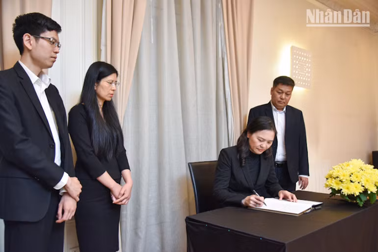 Đại sứ-Trưởng Phái đoàn thường trực Việt Nam bên cạnh UNESCO Nguyễn Thị Vân Anh ghi sổ tang, bày tỏ lòng tiếc thương vô hạn trước sự ra đi của nguyên Chủ tịch nước Trần Đức Lương.