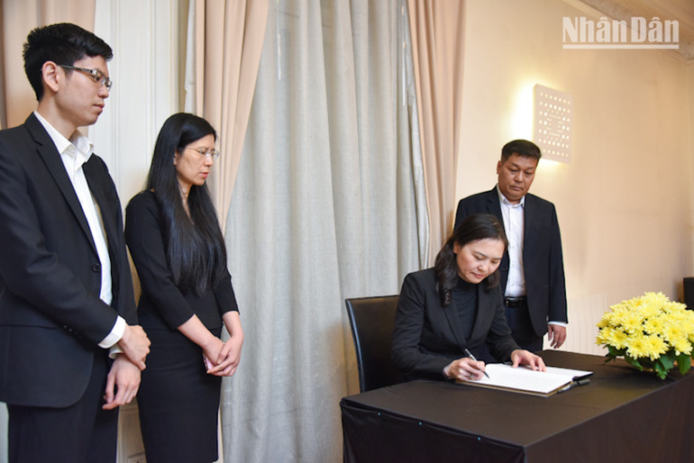 Đại sứ-Trưởng Phái đoàn thường trực Việt Nam bên cạnh UNESCO Nguyễn Thị Vân Anh ghi sổ tang, bày tỏ lòng tiếc thương vô hạn trước sự ra đi của nguyên Chủ tịch nước Trần Đức Lương. Đại sứ-Trưởng Phái đoàn thường trực Việt Nam bên cạnh UNESCO Nguyễn Thị Vân Anh ghi sổ tang, bày tỏ lòng tiếc thương vô hạn trước sự ra đi của nguyên Chủ tịch nước Trần Đức Lương.