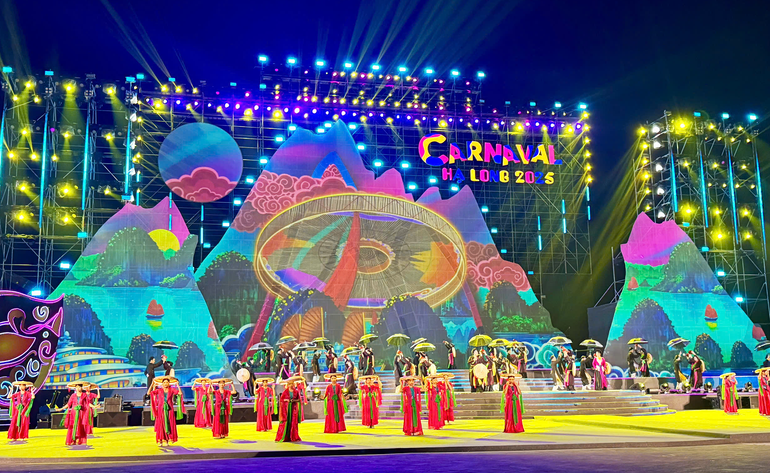 Tiết mục "Mời trầu" tái hiện làn điệu Quan họ Bắc Ninh.