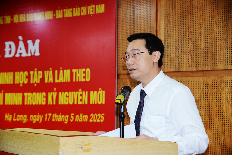 Giám đốc, Tổng Biên tập Trung tâm Truyền thông tỉnh Quảng Ninh, Chủ tịch Hội Nhà báo tỉnh Quảng Ninh Nguyễn Thế Lãm phát biểu tại Tọa đàm.