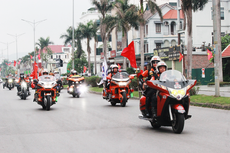 Câu lạc bộ Mô-tô Quảng Ninh và các Câu lạc bộ diễu hành dọc tuyến đường bao biển Hạ Long-Cẩm Phả.