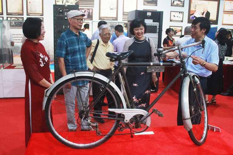 Khách tham quan Triển lãm.