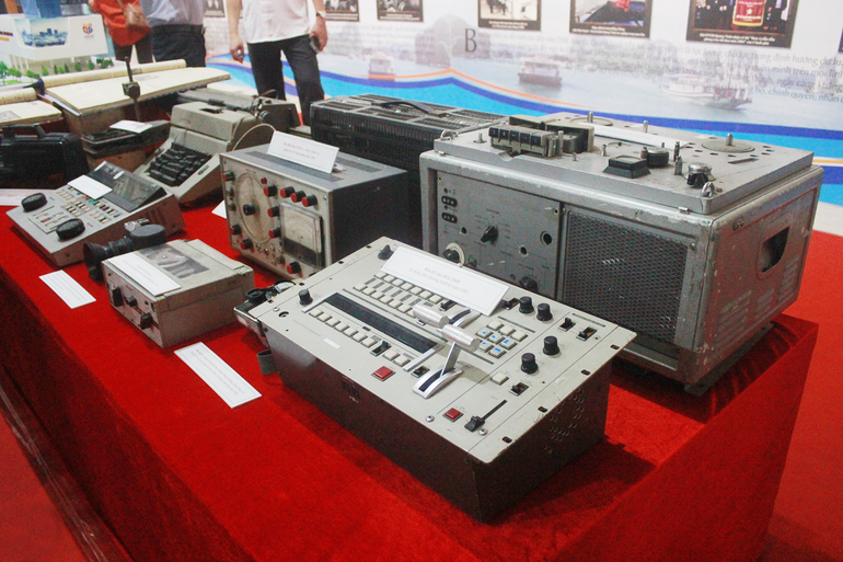 Các hiện vật báo chí được trưng bày tại Triển lãm.