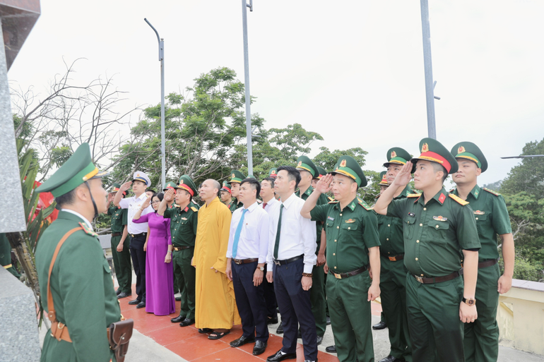 Quang cảnh lễ chào cờ tại đảo Trần, huyện Cô Tô (Quảng Ninh). (Ảnh: PHƯƠNG MẾN)