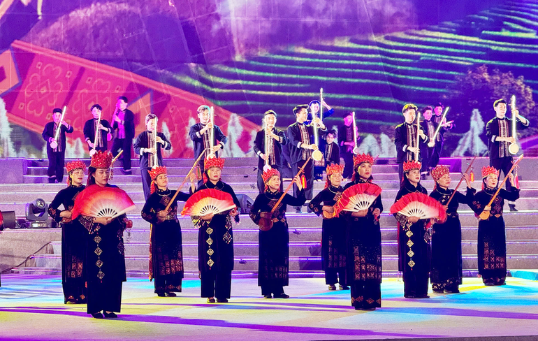 Tiết mục hát Then tại Carnaval Hạ Long 2025 góp phần quảng bá Di sản Then Tày Bình Liêu.