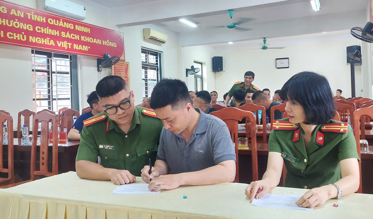 Cán bộ Trại tạm giam Công an tỉnh Quảng Ninh thực hiện các thủ tục hoàn thiện chế độ, quyền lợi cho người được đặc xá.