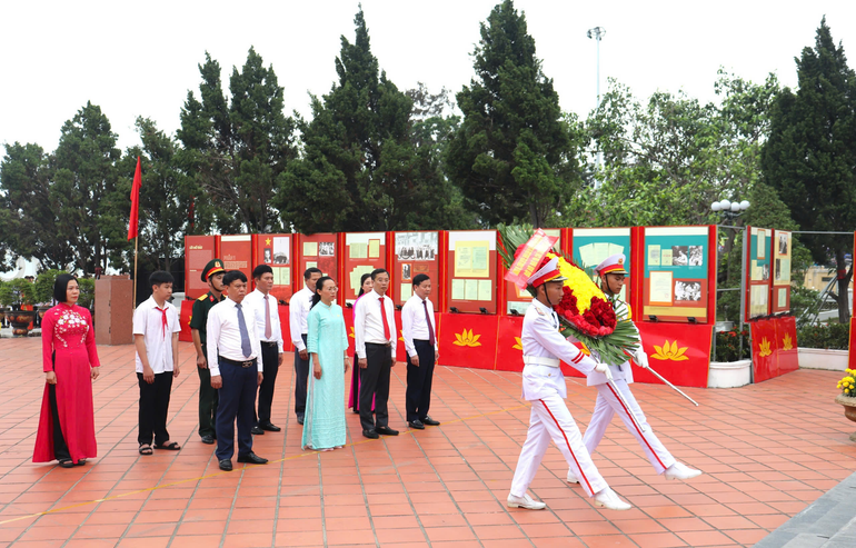 Các đại biểu dự lễ dâng hương tại khu lưu niệm Chủ tịch Hồ Chí Minh trên đảo Cô Tô. (Ảnh: PHƯƠNG MẾN)