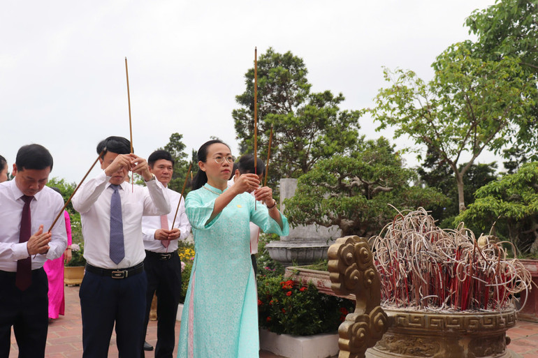 Các đại biểu thực hiện nghi lễ dâng hương. (Ảnh: PHƯƠNG MẾN)