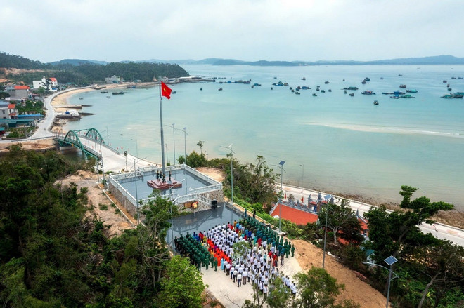 Quang cảnh Lễ Thượng cờ tại xã đảo Thanh Lân, huyện Cô Tô (Quảng Ninh). (Ảnh: PHƯƠNG MẾN)