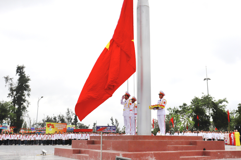 Nghi lễ thượng cờ trên đảo Cô Tô nhân kỷ niệm 64 năm Ngày Bác Hồ ra thăm đảo. (Ảnh: PHƯƠNG MẾN)
