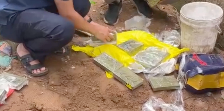 Công an tỉnh Quảng Ninh thu giữ 13 bánh heroin được các đối tượng cất giấu dưới đất. (Ảnh: Công an tỉnh Quảng Ninh)