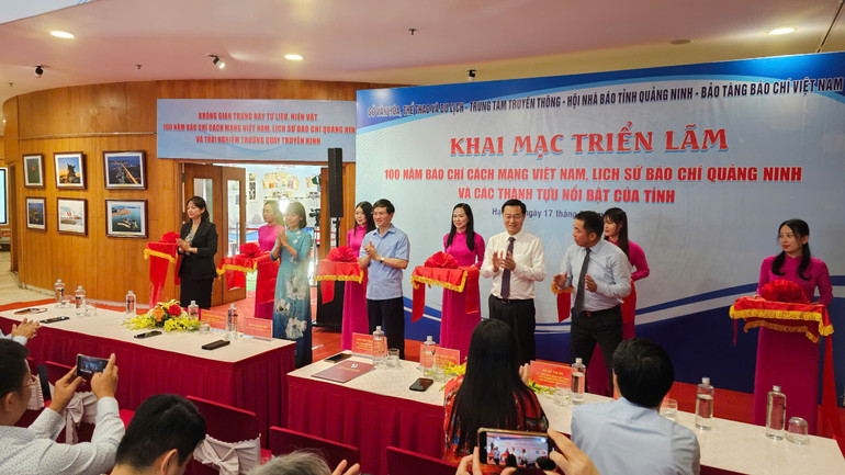 Các đại biểu cắt băng khai mạc Triển lãm.