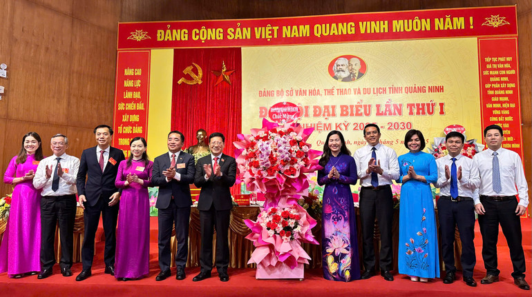 Phó Chủ tịch Ủy ban nhân dân tỉnh Quảng Ninh Nguyễn Thị Hạnh tặng hoa chúc mừng đại hội.