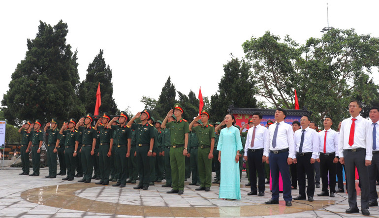 Các đại biểu dự Lễ thượng cờ trên đảo Cô Tô nhân kỷ niệm 64 năm Ngày Bác Hồ ra thăm đảo. (Ảnh: PHƯƠNG MẾN)