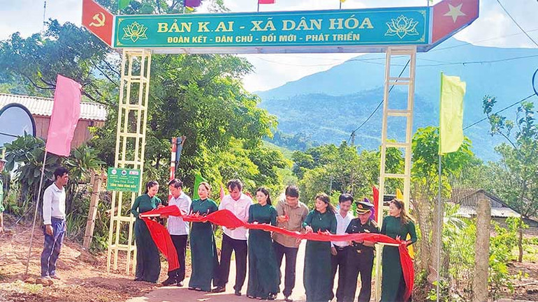 Cổng chào không chỉ giúp cho bản làng thêm khang trang mà còn là mô hình dân vận khéo của Bộ đội Biên phòng Quảng Bình.